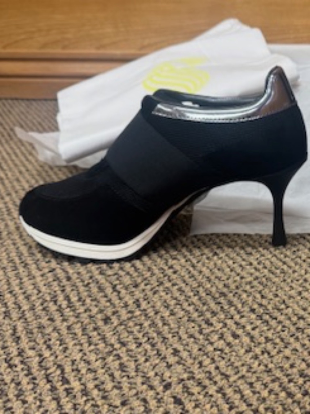 Sneex size 8 black shoes